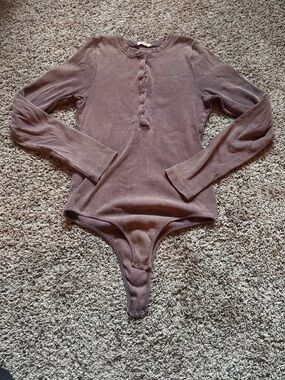 eesome Long-Sleeve Ribbed Henley Bodysuit in Mauve Brown